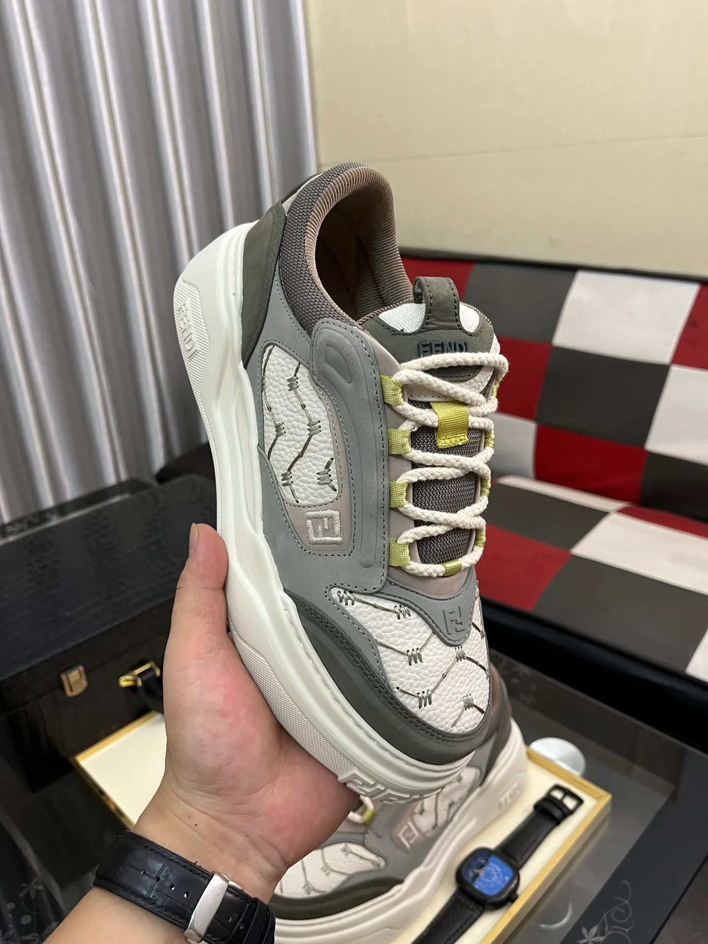 Men's Men's Shoes 💰700⌚️⌚️(Higher version) [Fendi] Fendi's latest casual shoes for men! Available at counters simultaneously! A one-to-one replica of the original. Made entirely of imported top-grain calfskin, the interior is made of top-grain water-dyed cowhide, and the original factory-supplied rubber outsole. Leading new fashion concepts. Matching code: 38-44. 45 can be customized and non-returnable!